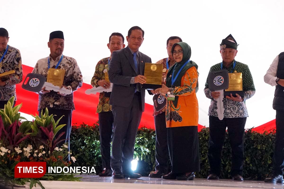 Masuk 35 Besar Nasional, Magetan Terima Penghargaan Kabupaten Bersih